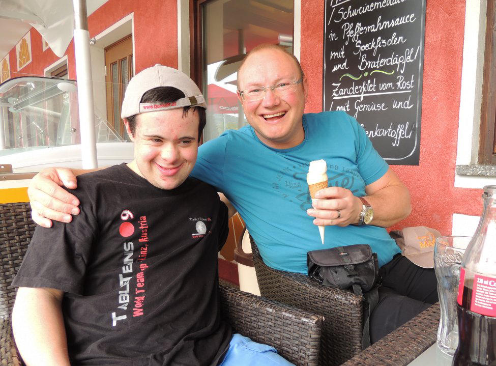 Betreuer mit einem Kindern beim Eis Essen